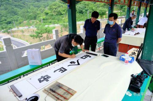 平谷区文联组织10余位书画艺术家,走进梨树沟村开展端午送文化活动